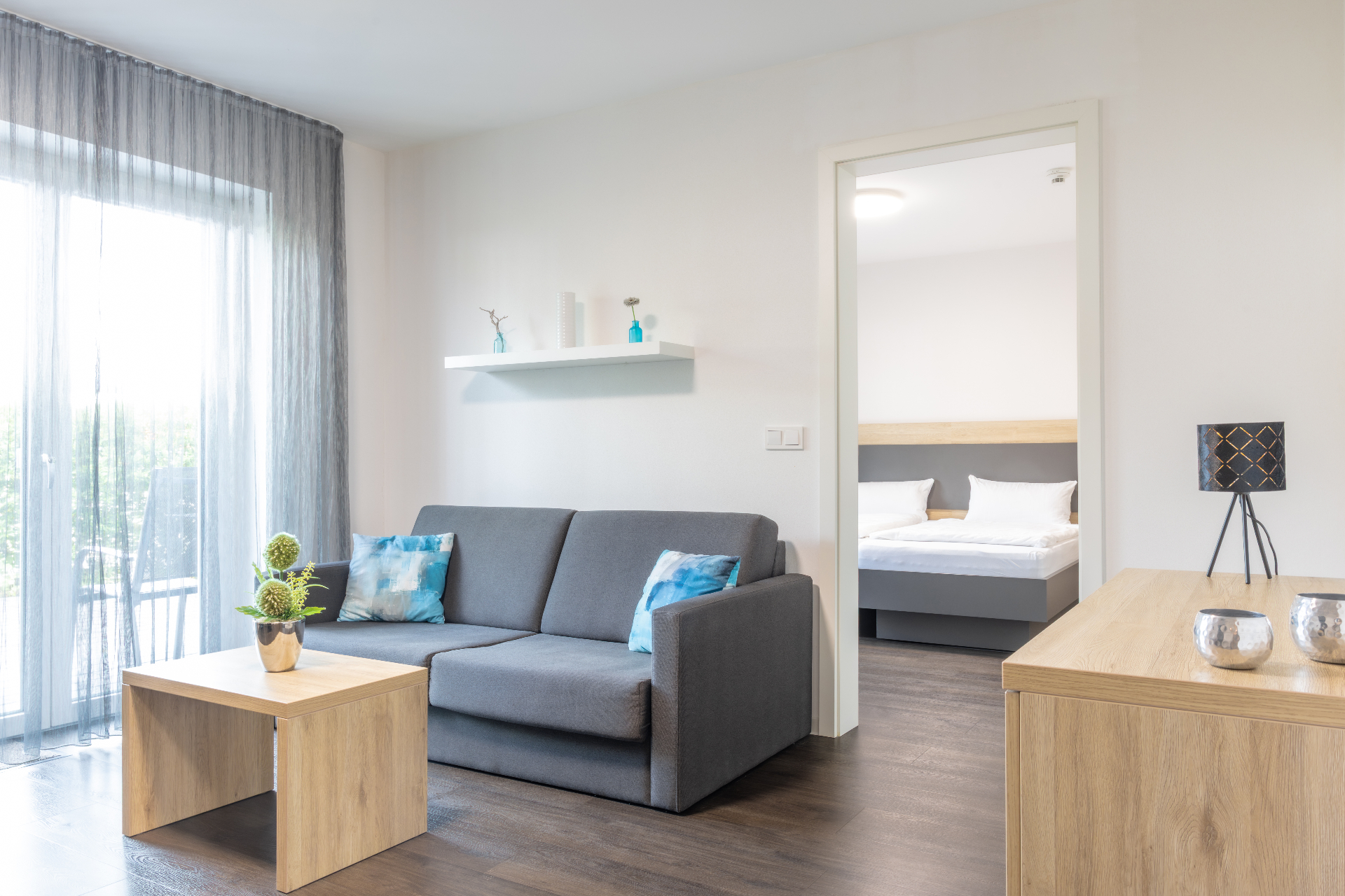 Wohn- und Schlafbereich eines möblierten Apartments, Boardinghouse Karlsdorf-Neuthard