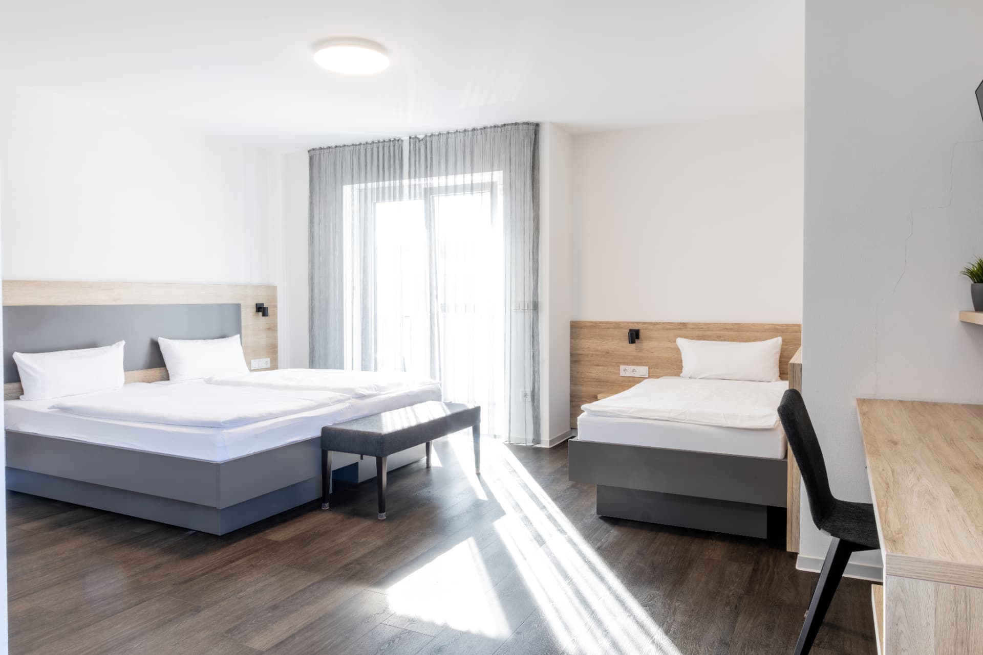 Komfort-Apartment 8, Dreibettzimmer, Boardinghouse Karlsdorf-Neuthard