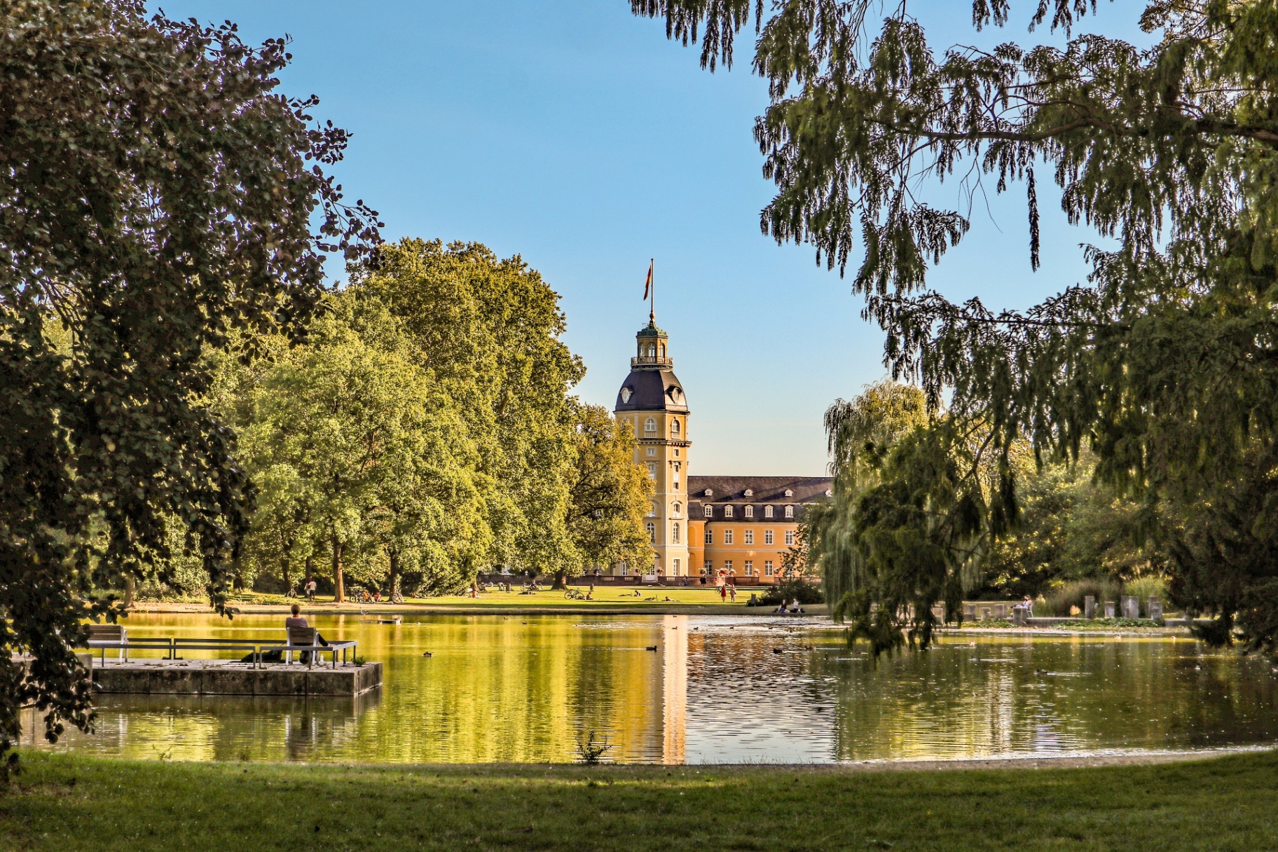 Schloss Karlsruhe mit Schlossgarten und Teich