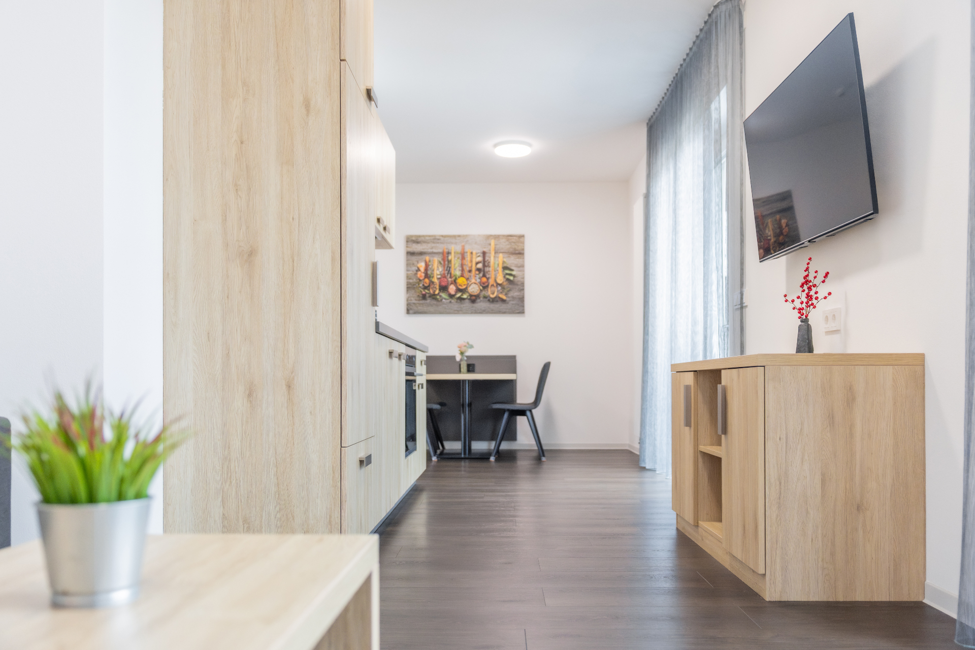 Küche und Essbereich eines möblierten Apartments, Boardinghouse Karlsdorf-Neuthard