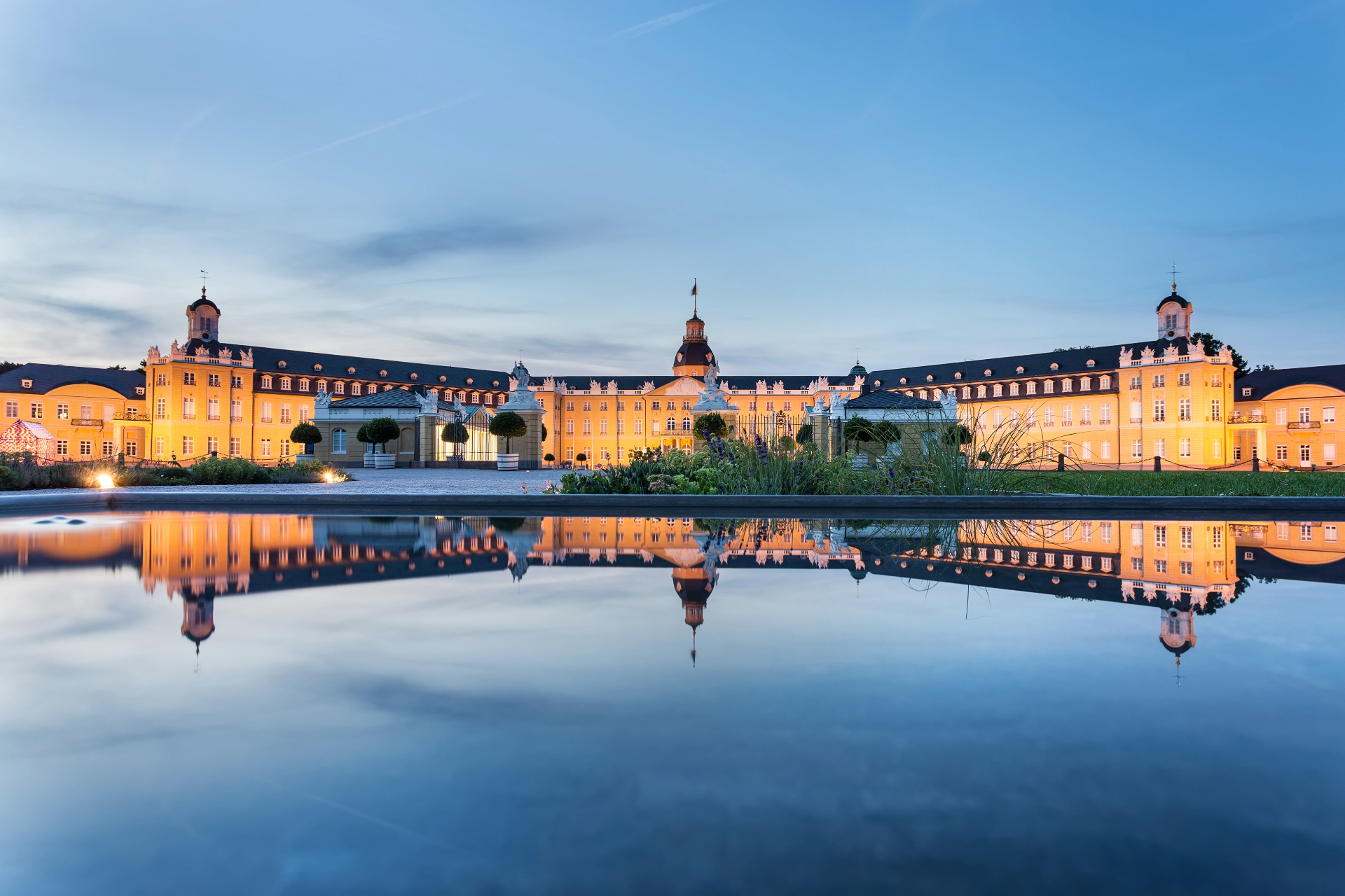 Schloss Karlsruhe bei Dämmerung