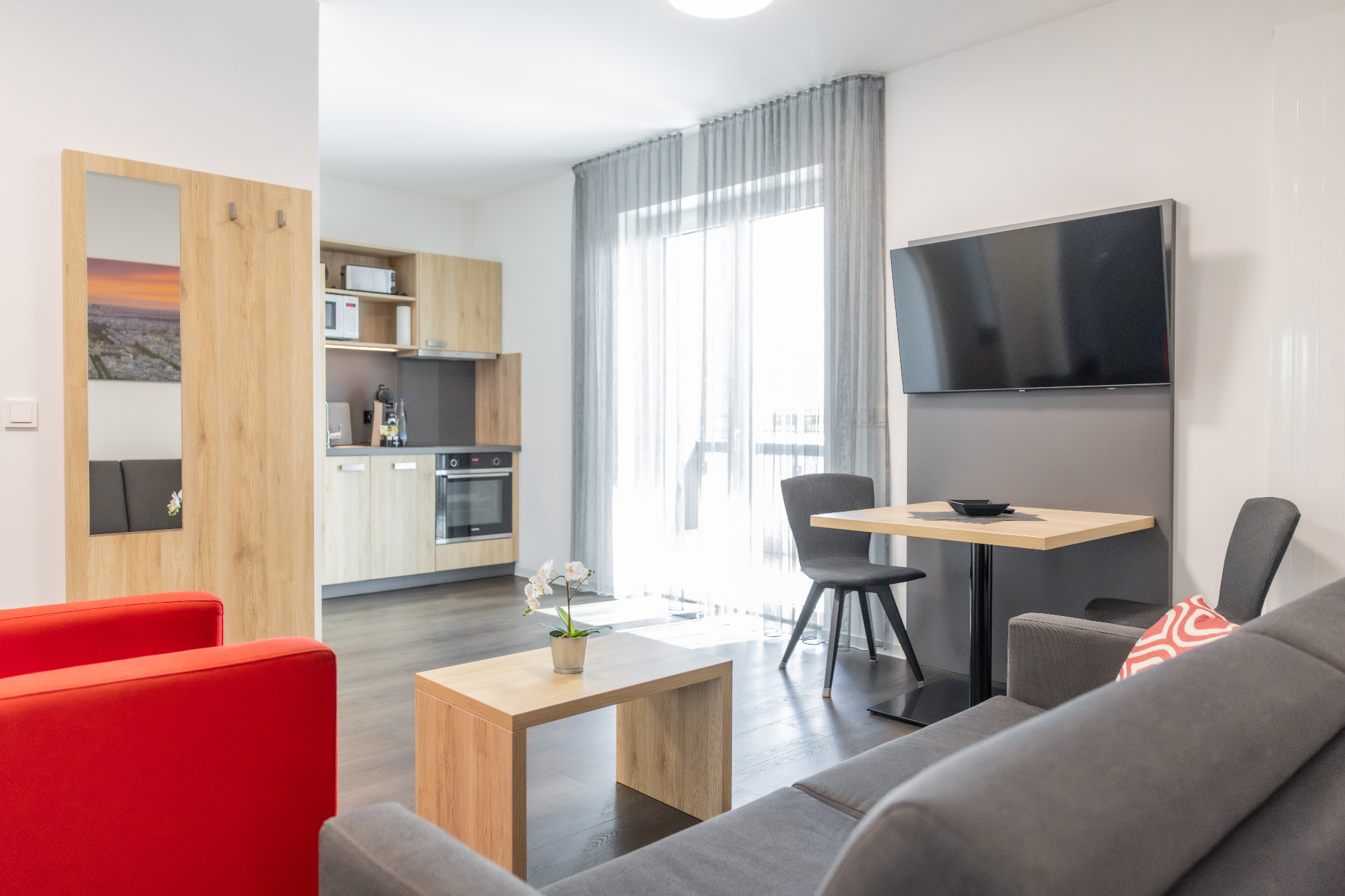 Möbliertes Apartment mit Küche, Wohn- und Essbereich