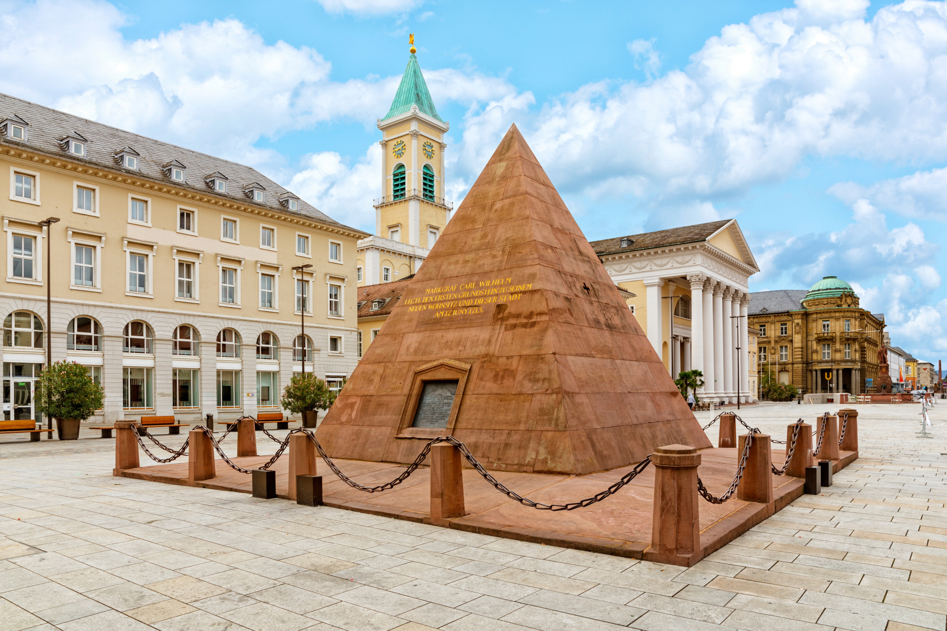 Karlsruher Marktplatz mit Pyramide